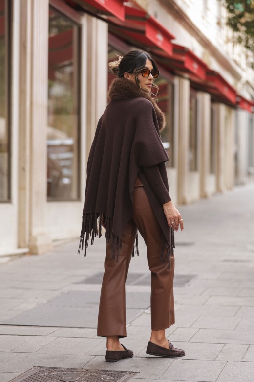Cape with fur collar and fringe Cape with fur collar and fringe