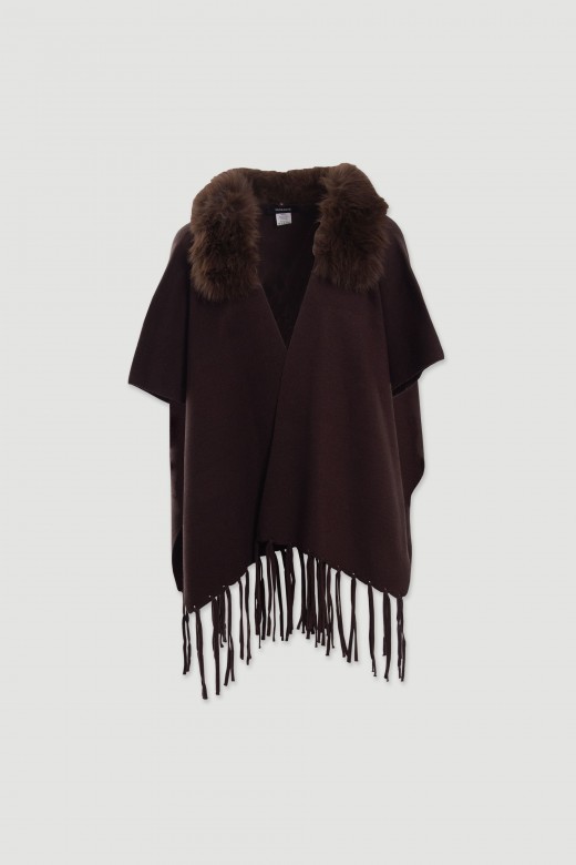 Cape with fur collar and fringe Cape with fur collar and fringe