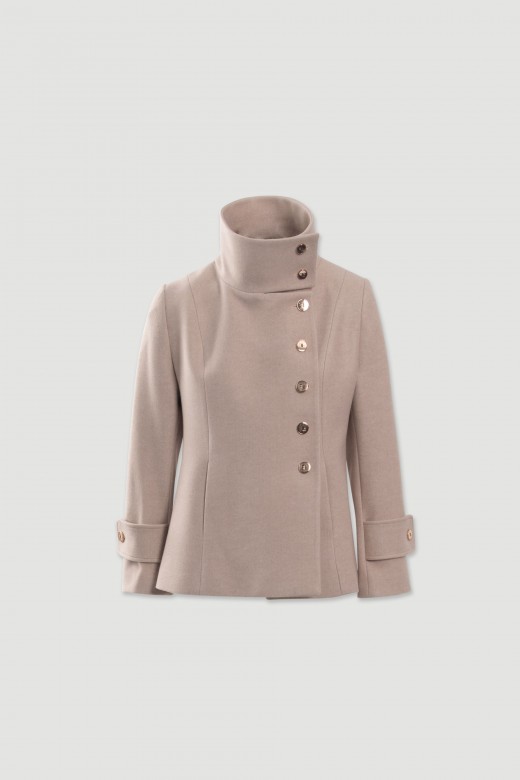 Short tailored coat with side fastening