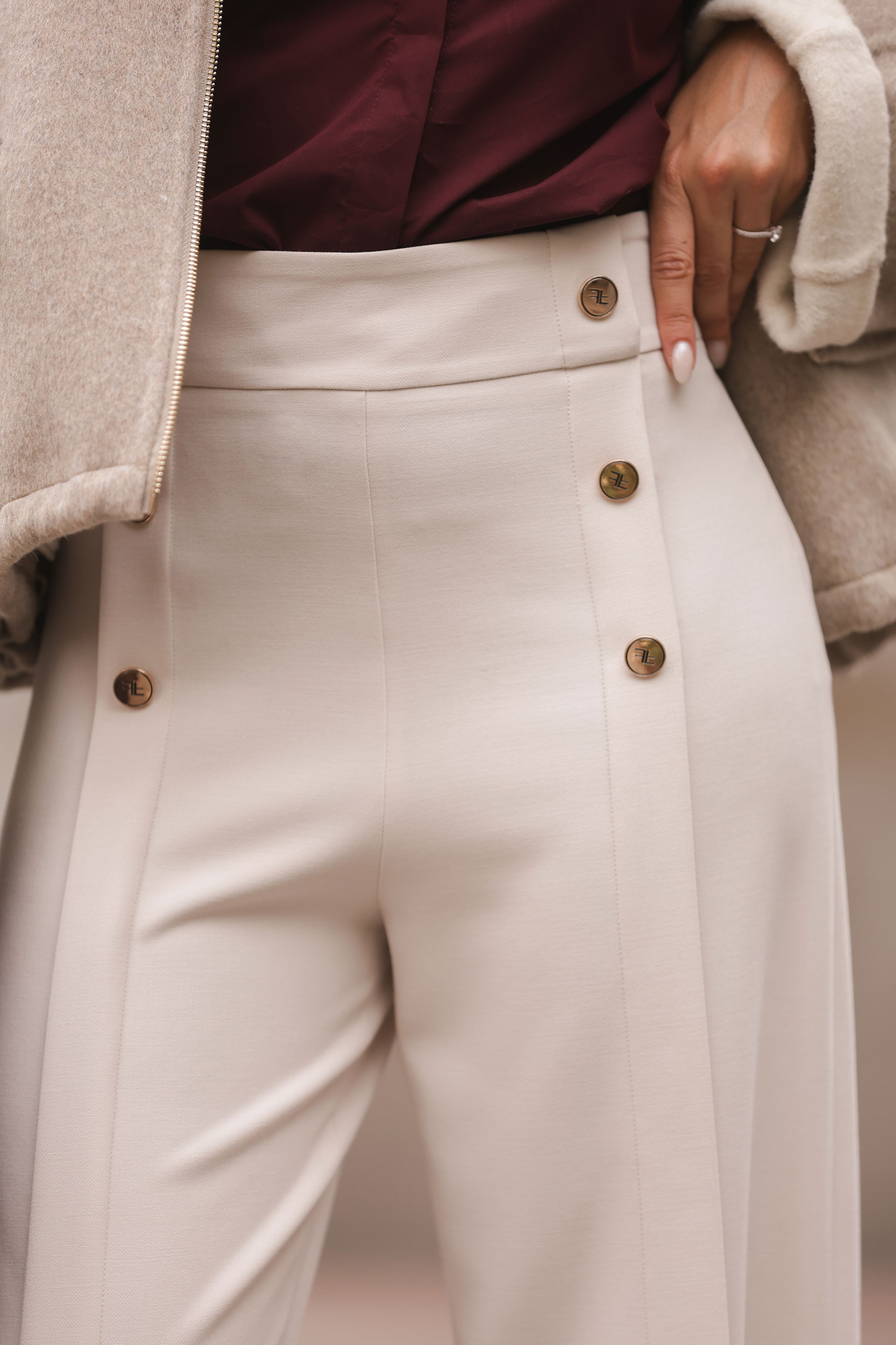 Calça wide leg com botões decorativos