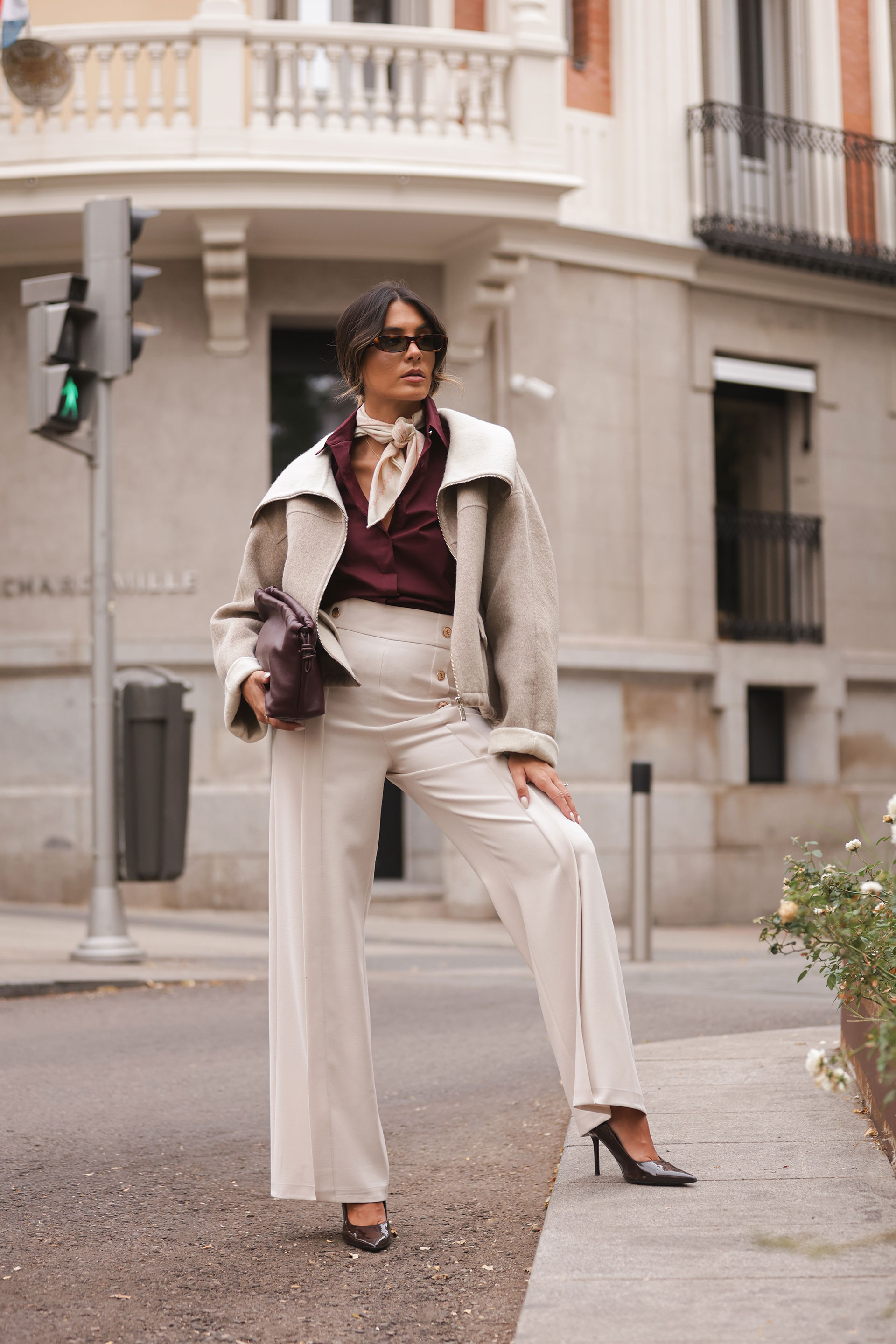 Calça wide leg com botões decorativos