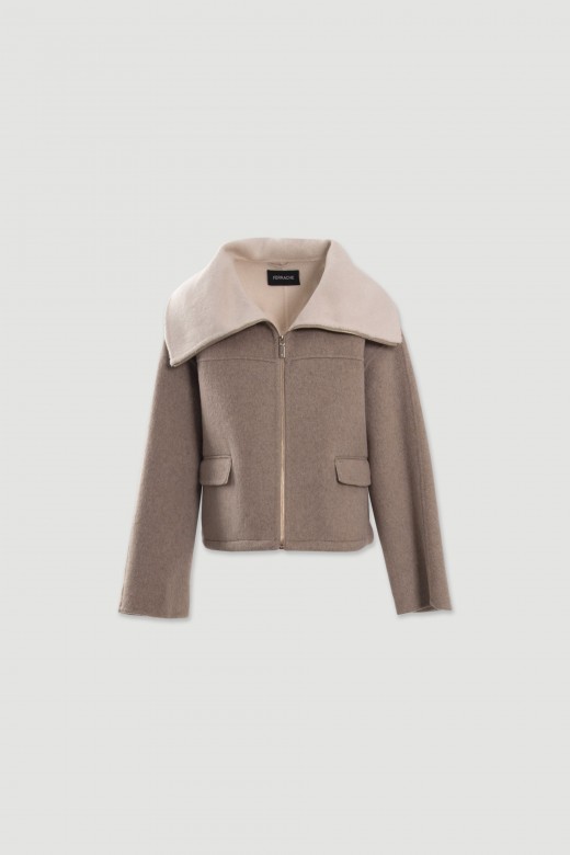 Veste courte en laine à col large Veste courte en laine à col large