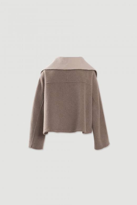Veste courte en laine à col large Veste courte en laine à col large