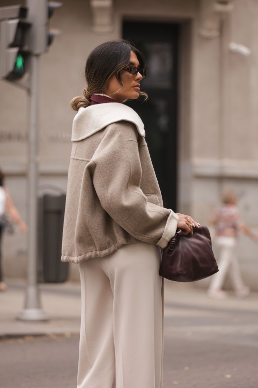 Veste courte en laine à col large Veste courte en laine à col large