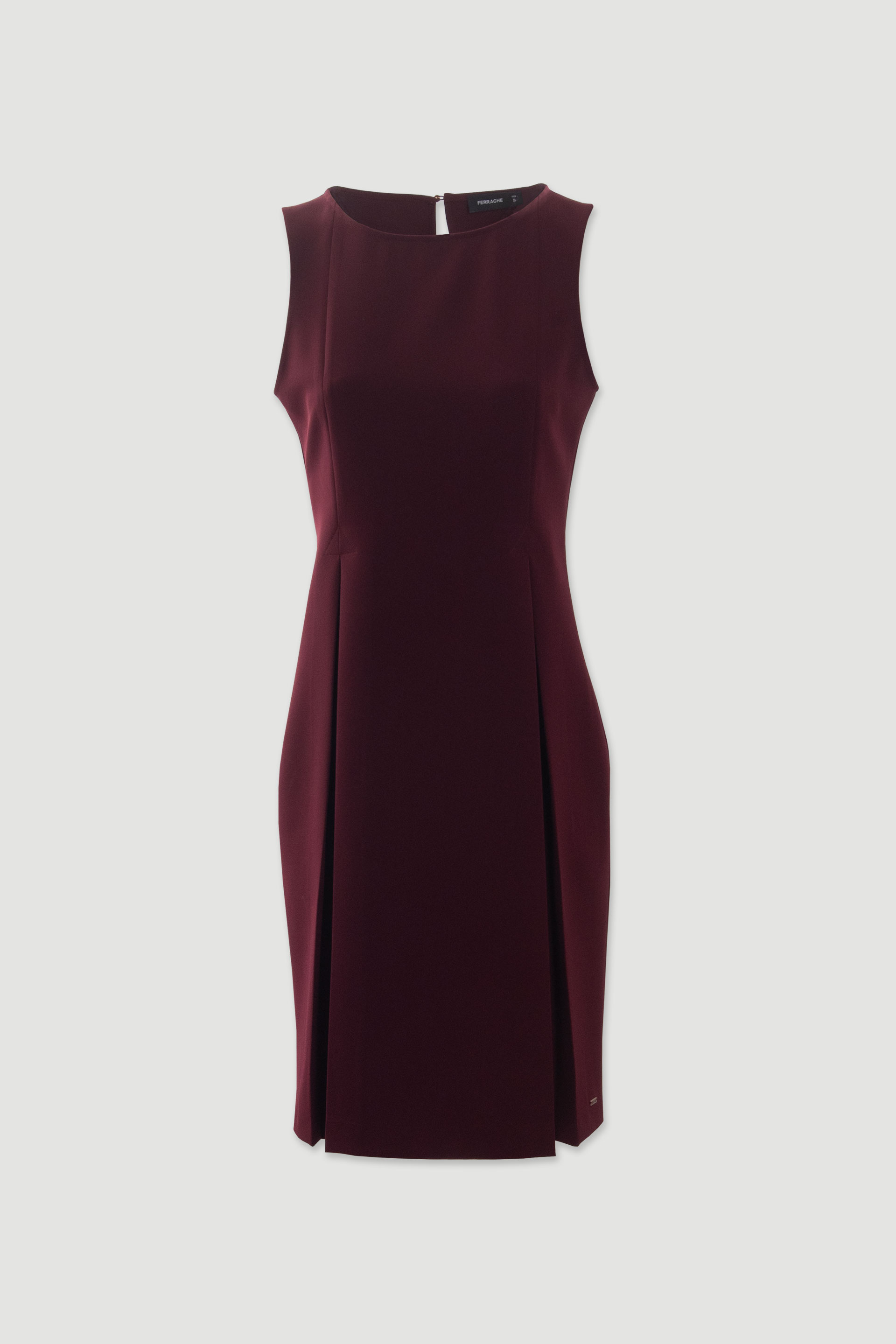 Fitted dress with pleats