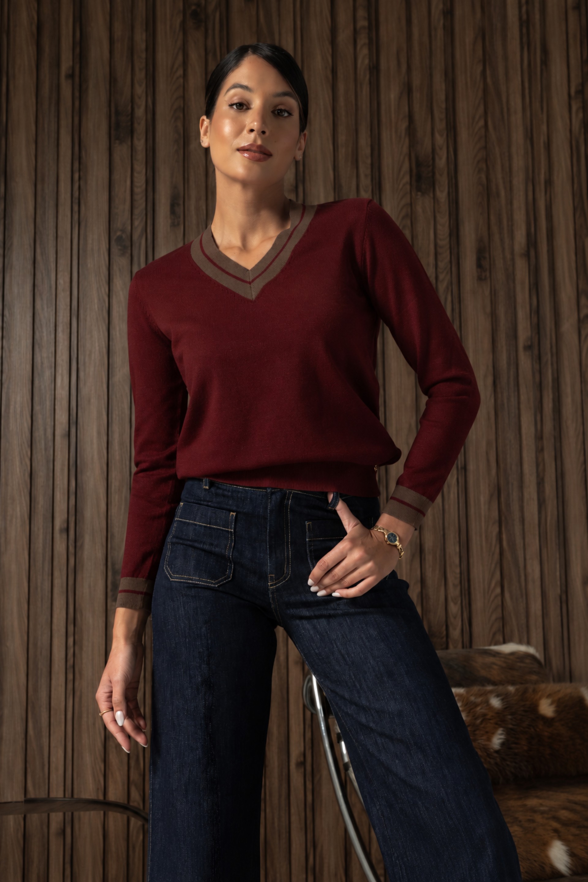 Camisola de malha com decote em v contrastante