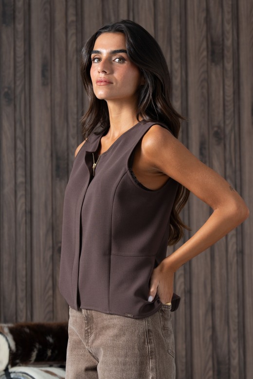 Gilet minimaliste cintré avec fermeture frontale Gilet minimaliste cintré avec fermeture frontale